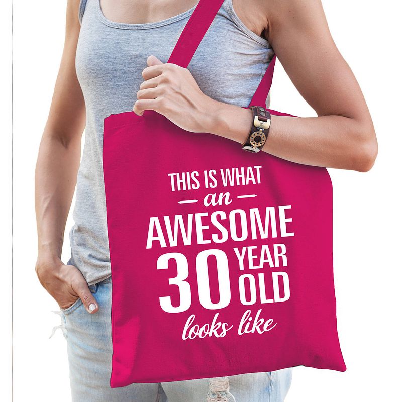 Foto van Awesome 30 year / 30 jaar cadeau tas roze voor dames - feest boodschappentassen