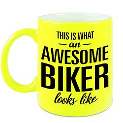 Foto van Awesome biker cadeau mok / beker neon geel 330 ml - feest mokken