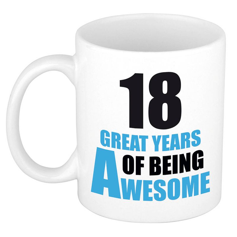 Foto van 18 great years of being awesome cadeau mok / beker wit en blauw - feest mokken