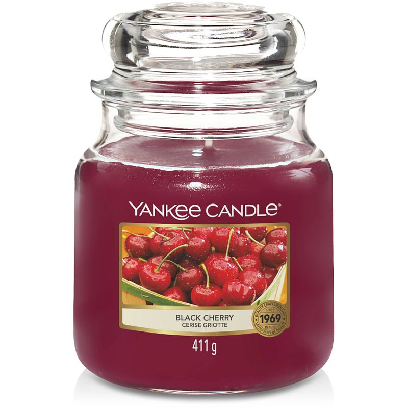 Foto van Yankee candle geurkaars medium black cherry - 13 cm / ø 11 cm