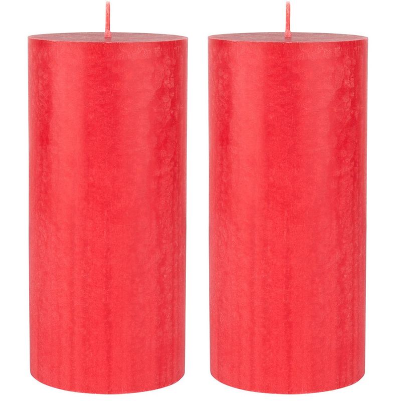 Foto van 2x stuks rode cilinder kaarsen /stompkaarsen 15 x 7 cm 50 branduren sfeerkaarsen rood - stompkaarsen