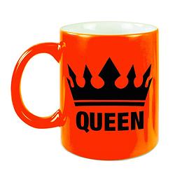 Foto van Cadeau queen mok/ beker fluor neon oranje met zwarte bedrukking 300 ml - feest mokken