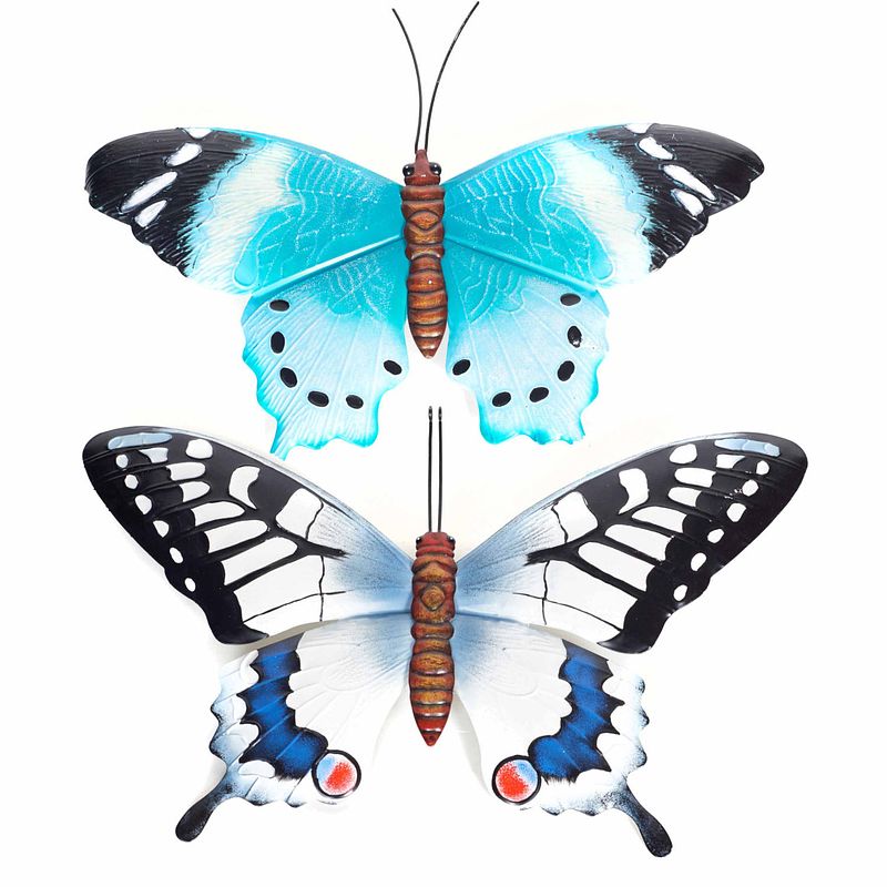 Foto van Set van 2x stuks tuindecoratie muur/wand vlinders van metaal in blauw en wit/blauw tinten 48 x 30 cm - tuinbeelden