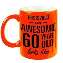 Foto van Awesome 60 year cadeau mok / beker neon oranje 330 ml - feest mokken