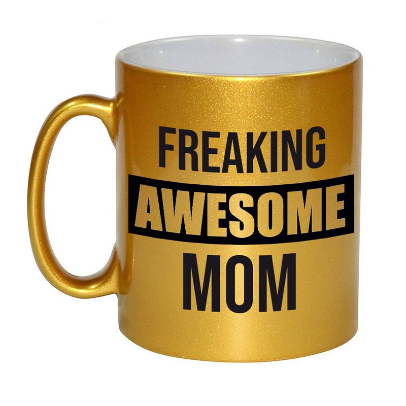 Foto van Moeder cadeau gouden mok / beker freaking awesome mom - feest mokken