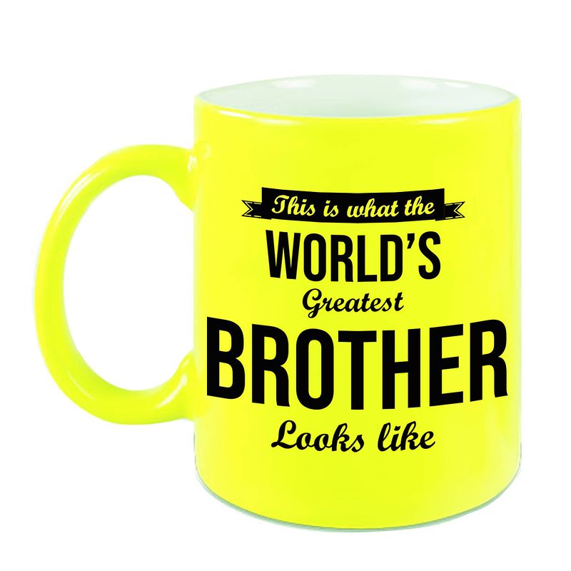 Foto van Worlds greatest brother cadeau koffiemok / theebeker neon geel 330 ml - feest mokken