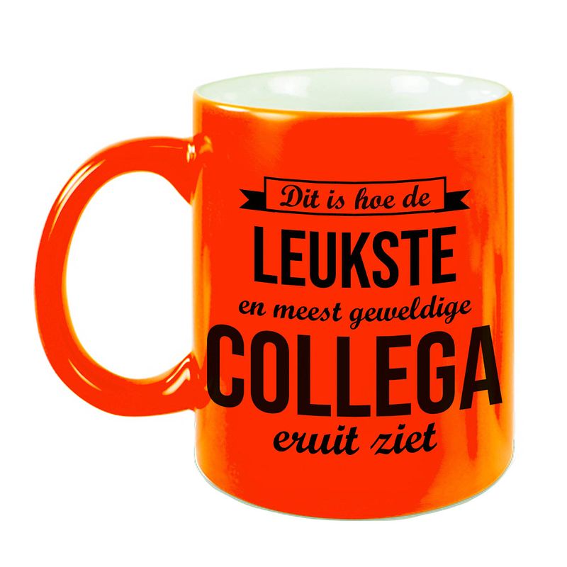 Foto van Leukste en meest geweldige collega cadeau koffiemok / theebeker neon oranje 330 ml - feest mokken