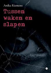 Foto van Tussen waken en slapen - anika riemens - paperback (9789464686104)