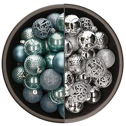 Foto van 74x stuks kunststof kerstballen mix van zilver en ijsblauw 6 cm - kerstbal