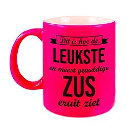 Foto van Leukste en meest geweldige zus cadeau koffiemok / theebeker neon roze 330 ml - feest mokken