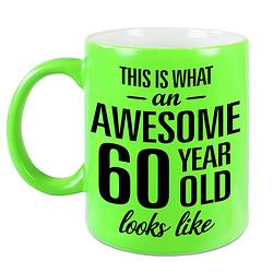 Foto van Awesome 60 year cadeau mok / beker neon groen 330 ml - feest mokken