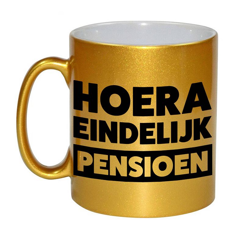 Foto van Pensioen mok / beker goud hoera eindelijk met pensioen 330 ml - feest mokken