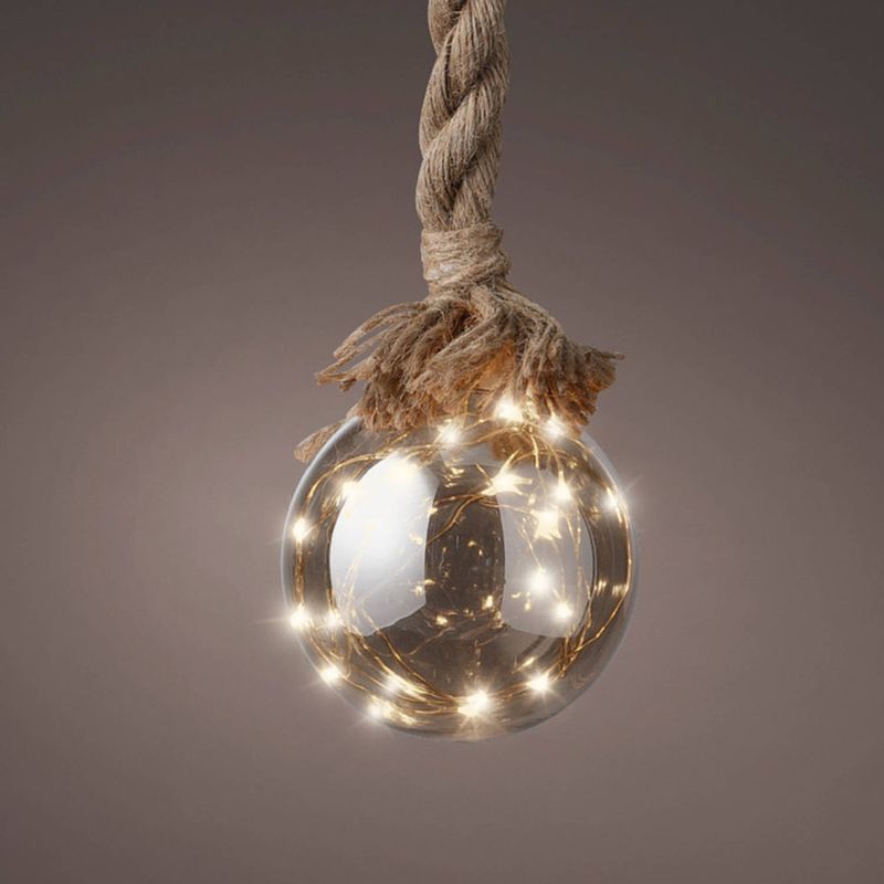 Foto van 2x stuks verlichte glazen kerstballen aan touw met 15 lampjes zilver/warm wit 10 cm diameter - kerstverlichting figuur