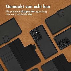 Foto van Accezz premium leather 2 in 1 wallet bookcase samsung galaxy s21 ultra telefoonhoesje zwart