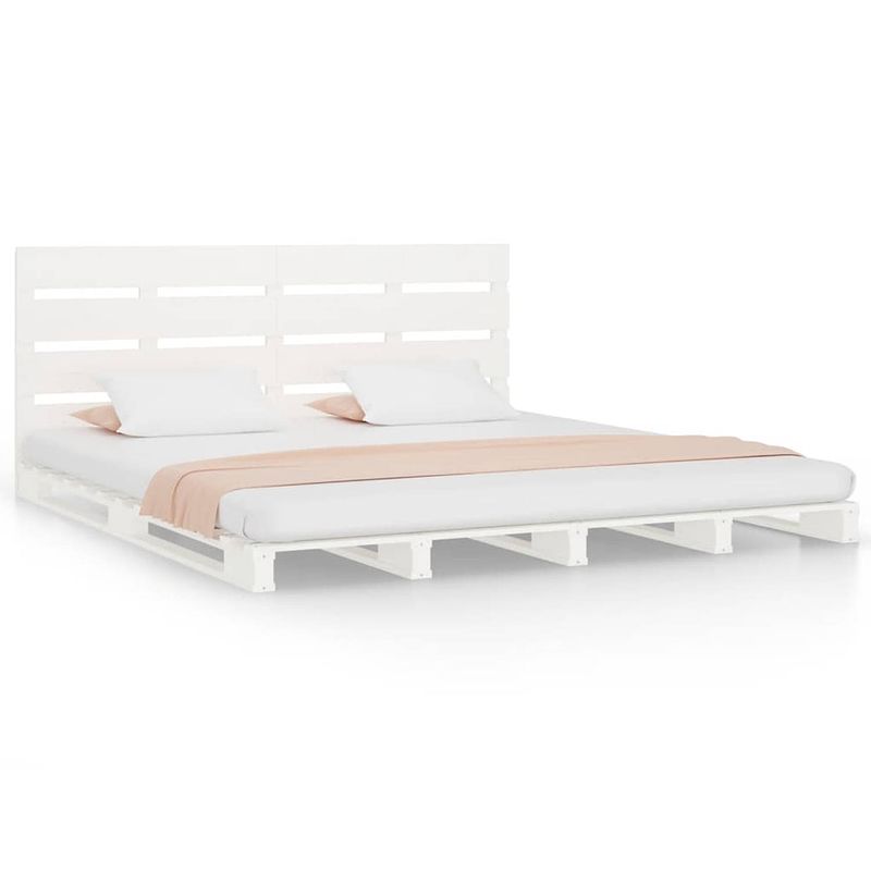 Foto van The living store bed grenenhouten classic 200x200x80 cm - wit massief grenenhouten bedframe - praktische lattenbodem