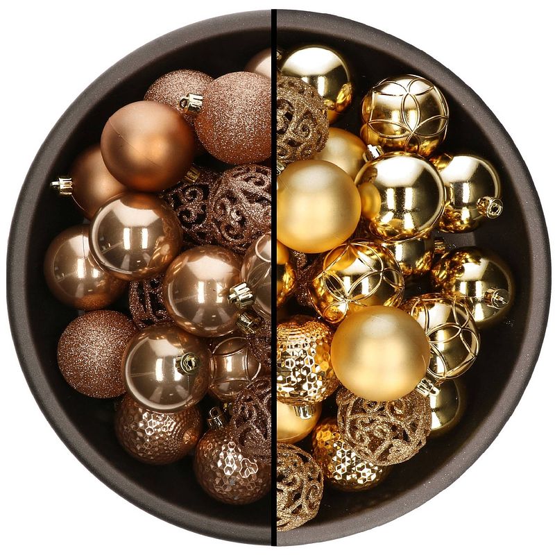 Foto van 74x stuks kunststof kerstballen mix van camel bruin en goud 6 cm - kerstbal