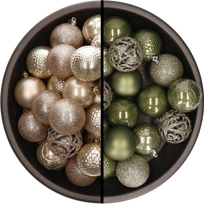 Foto van Kunststof kerstballen 74x stuks champagne en legergroen 6 cm - kerstbal