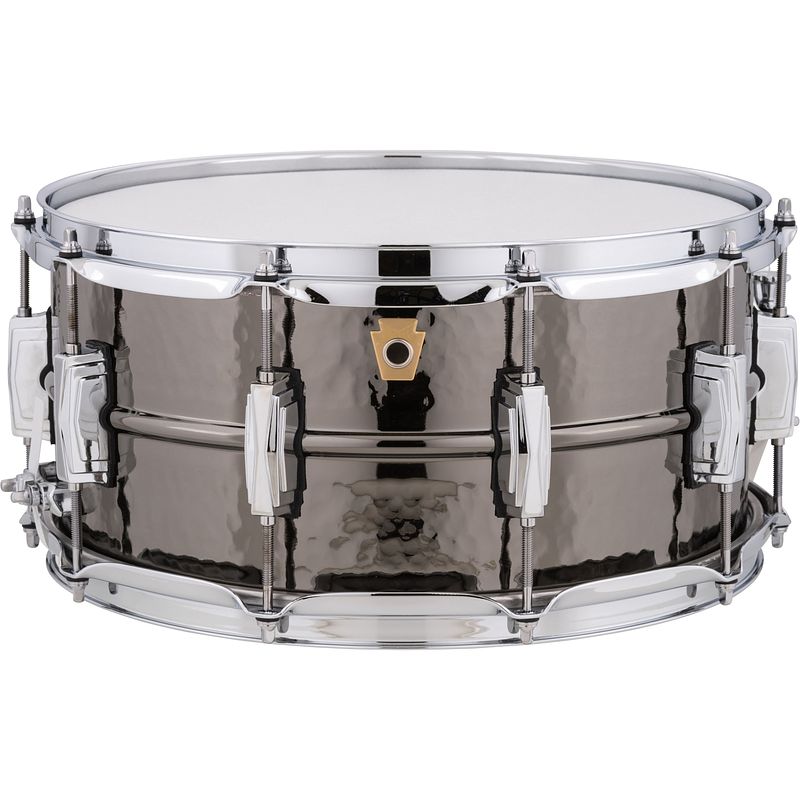 Foto van Ludwig lb417k black beauty hammered 14 x 6.5 inch snaredrum