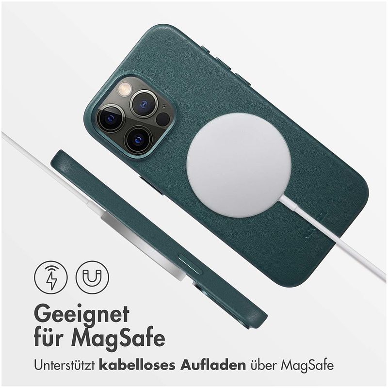 Foto van Accezz magsafe leather backcover iphone 15 pro max telefoonhoesje groen