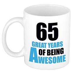 Foto van 65 great years of being awesome cadeau mok / beker wit en blauw - feest mokken