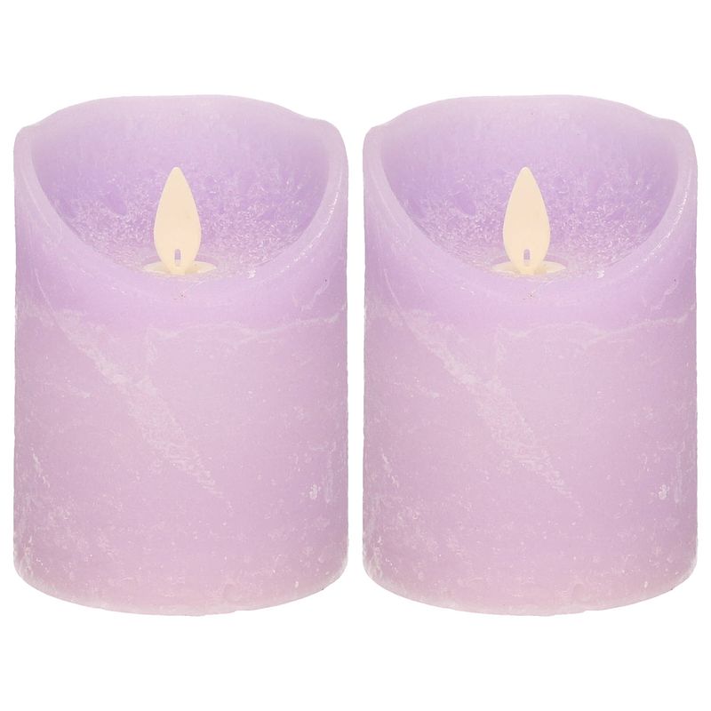 Foto van 2x lila paarse led kaarsen / stompkaarsen met bewegende vlam 10 cm - led kaarsen