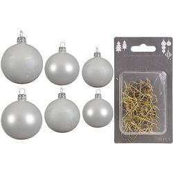 Foto van Groot pakket glazen kerstballen 50x winter wit glans/mat 4-6-8 cm incl haakjes - kerstbal