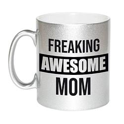 Foto van Moeder cadeau zilveren mok / beker freaking awesome mom - feest mokken