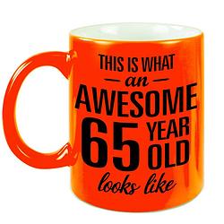 Foto van Awesome 65 year cadeau mok / beker neon oranje 330 ml - feest mokken