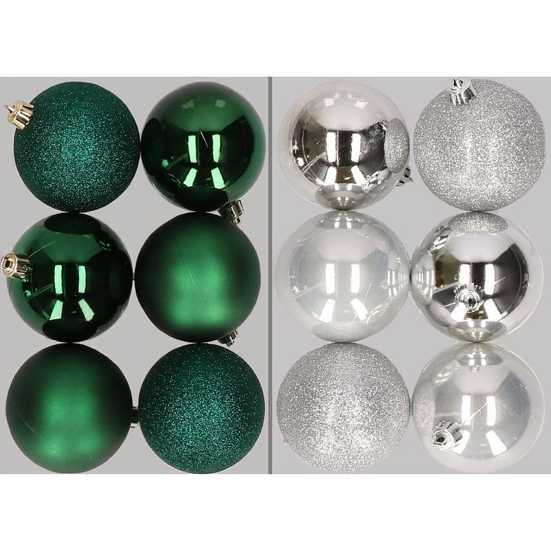 Foto van 12x stuks kunststof kerstballen mix van donkergroen en zilver 8 cm - kerstbal