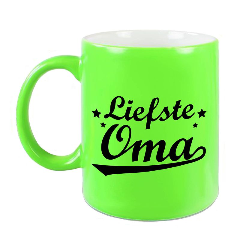 Foto van Liefste oma cadeau mok / beker neon groen met sterren 330 ml - feest mokken