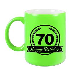 Foto van Happy birthday 70 years cadeau mok / beker neon groen met wimpel 330 ml - feest mokken