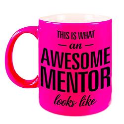 Foto van Awesome mentor cadeau mok / beker neon roze voor leraar 330 ml - feest mokken