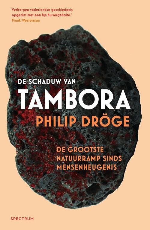 Foto van De schaduw van tambora - philip dröge - paperback (9789000384624)