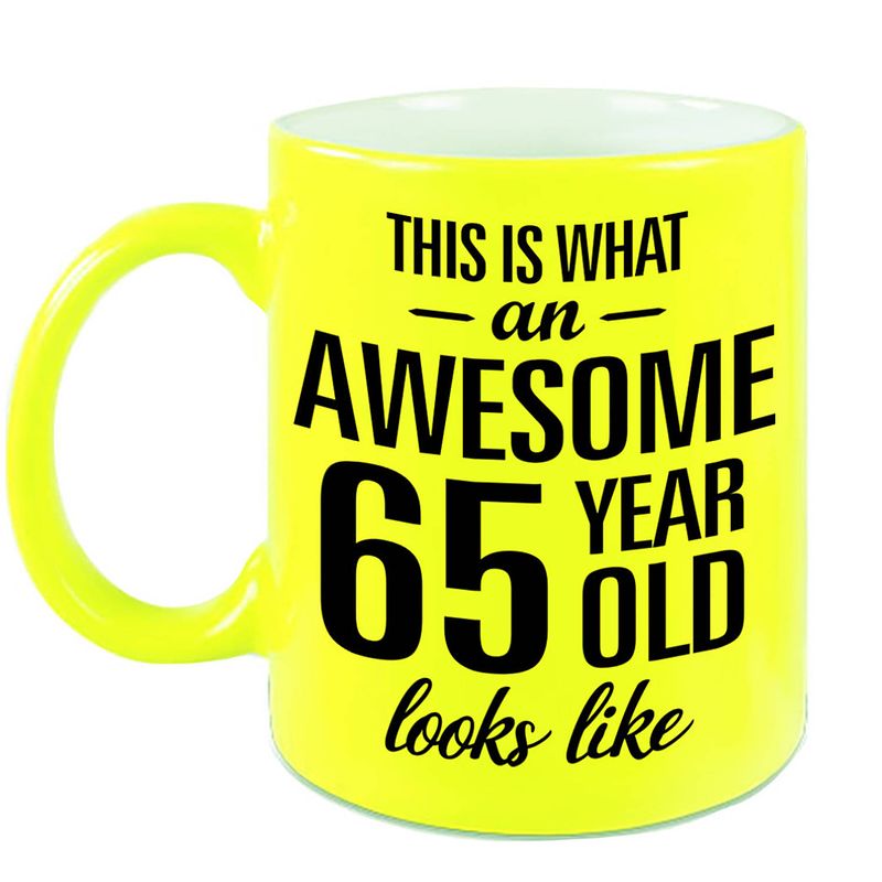 Foto van Awesome 65 year cadeau mok / beker neon geel 330 ml - feest mokken