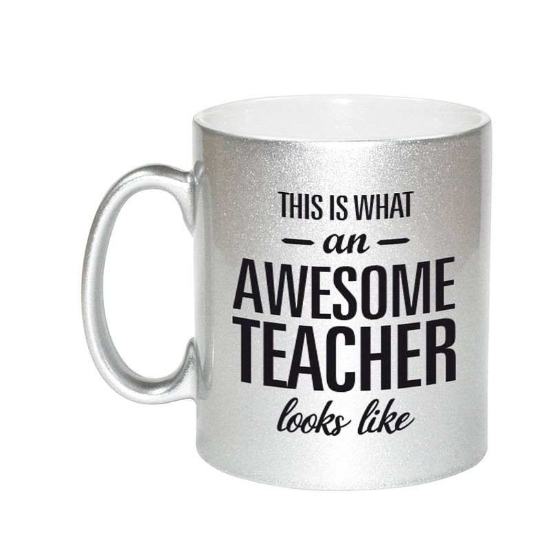 Foto van Awesome teacher cadeau zilveren mok / beker voor juf / meester 330 ml - feest mokken