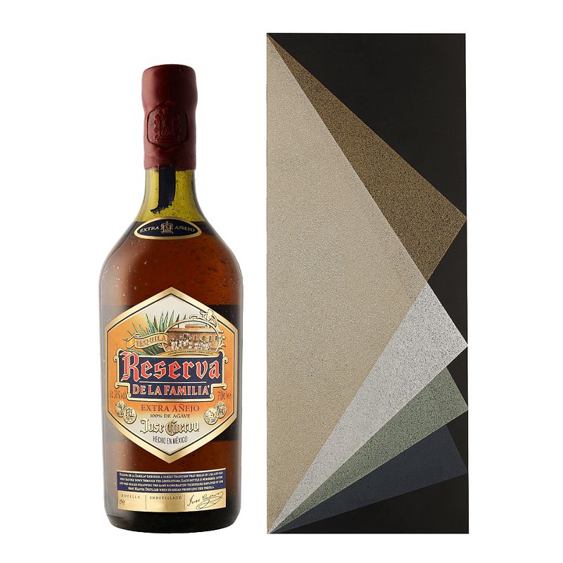 Foto van Jose cuervo reserva de la familia 70cl gedistilleerd + giftbox