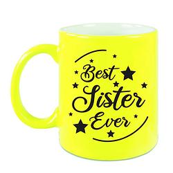 Foto van Best sister ever cadeau koffiemok / theebeker neon geel 330 ml - feest mokken