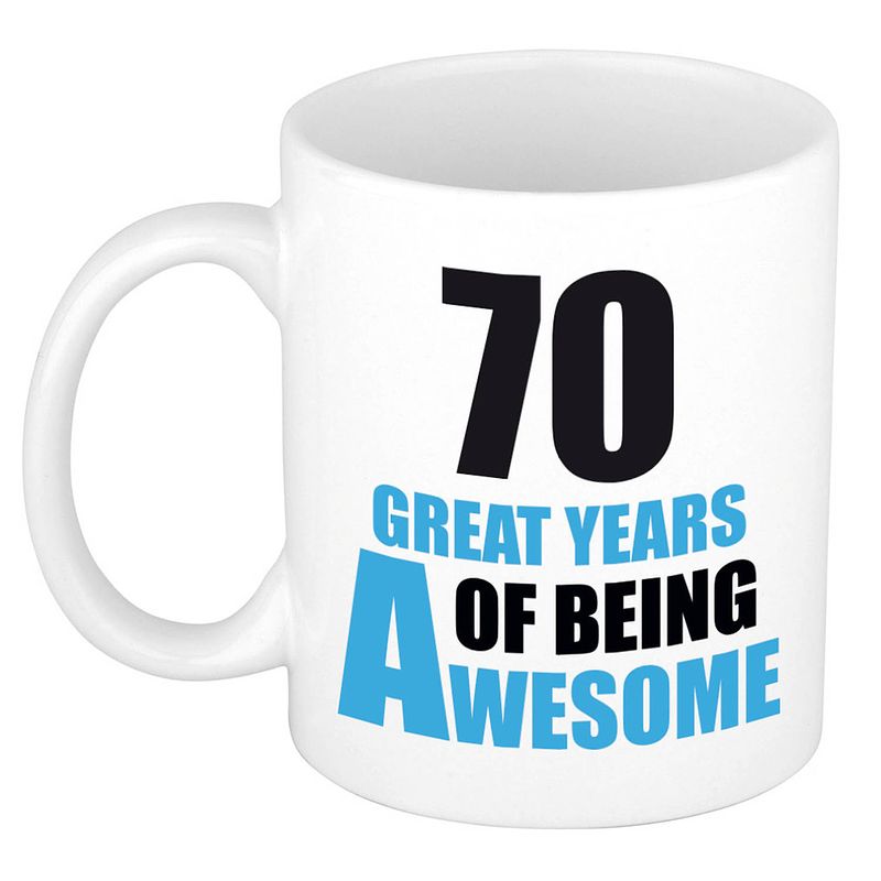 Foto van 70 great years of being awesome cadeau mok / beker wit en blauw - feest mokken