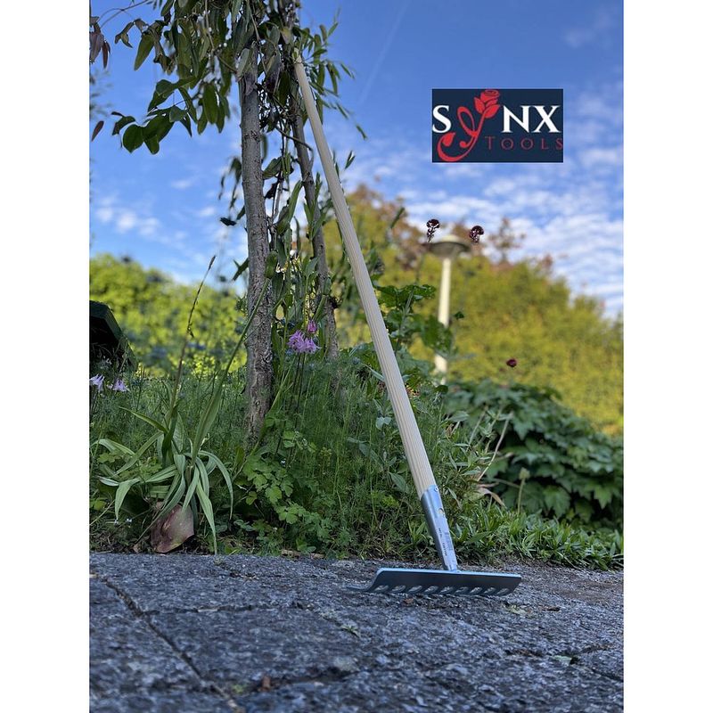 Foto van Synx tools tuinhark 10 tanden verzinkt hark - harken - bladharken - bodembewerkers - onkruidverwijderaar - tuinartikelen