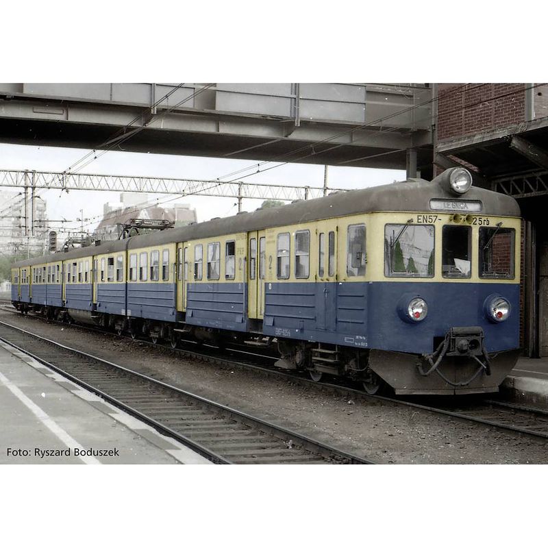 Foto van Piko h0 51452 h0 elektrische treinstel en 57 van de pkp