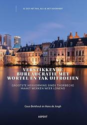 Foto van Verstikkende bureaucratie met wortel en tak uitroeien - guus berkhout, hans de jongh - paperback (9789464870145)