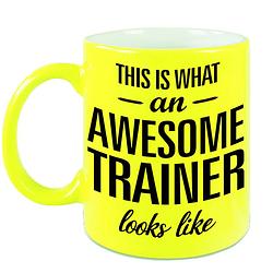 Foto van Awesome trainer cadeau mok / beker neon geel 330 ml - feest mokken