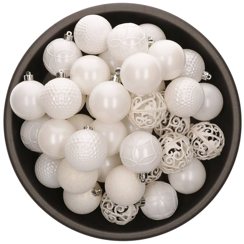 Foto van 37x winter witte kunststof kerstballen 6 cm - mix - onbreekbare plastic kerstballen - kerstboomversiering winter wit