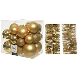 Foto van Kerstversiering kunststof kerstballen 6-8-10 cm met folieslingers pakket goud van 28x stuks - kerstbal