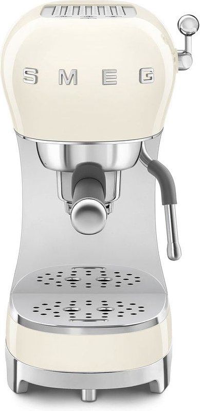 Foto van Smeg ecf02creu espresso apparaat