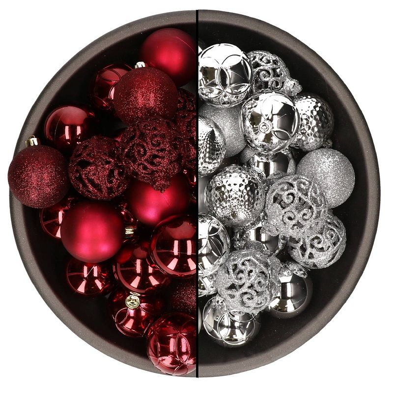 Foto van 74x stuks kunststof kerstballen mix van zilver en donkerrood 6 cm - kerstbal