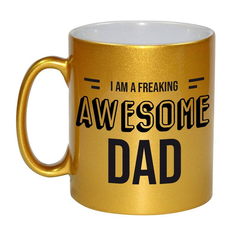 Foto van Vader cadeau gouden mok / beker i am a freaking awesome dad - feest mokken