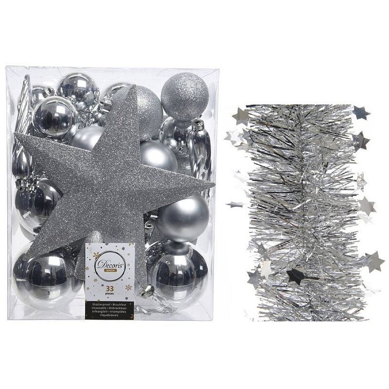 Foto van Kerstversiering kerstballen 5-6-8 cm met ster piek en sterren slingers pakket zilver van 35x stuks - kerstbal