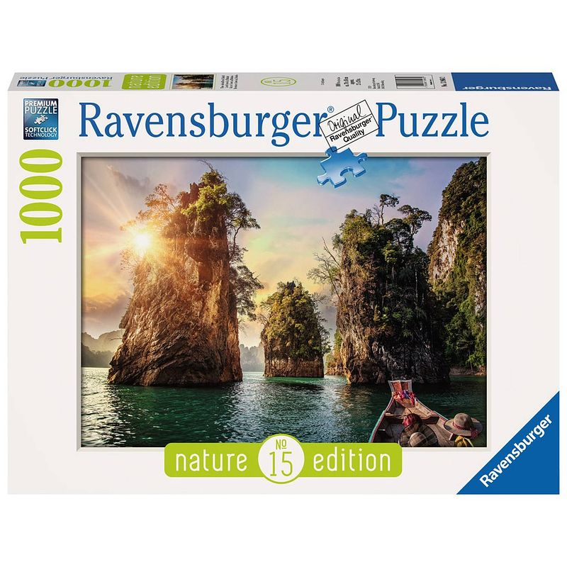 Foto van Ravensburger puzzel three rocks in cheow, thailand - legpuzzel - 1000 stukjes