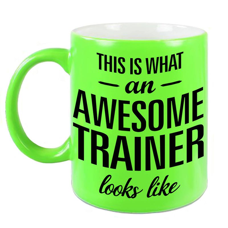 Foto van Awesome trainer cadeau mok / beker neon groen 330 ml - feest mokken